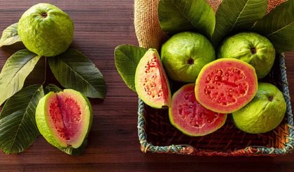 নামীদামী ফেসওয়াশ ভুলে যান! পেয়ারা পাতার জাদুকরী ব্যবহারে ত্বকে আসবে হিরের উজ্জ্বলতা