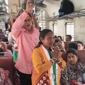 “দিদির উন্নয়নের রথে আমরাই এগিয়ে,” চলন্ত ট্রেনে প্রচার সেরে বিজেপি বিধায়ককে বিঁধলেন তৃণমূল প্রার্থী