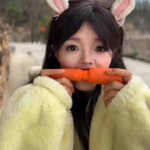 দাঁত দিয়ে গাজরে খোদাই! চিনের তরুণীর অদ্ভুত ভাস্কর্য দেখে তাজ্জব নেটপাড়া