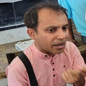 ‘জায়ান্ট স্ক্রিনে কেন মমতার ছবি?’ প্রশ্ন তোলায় আক্রান্ত শিক্ষক, ভোট বয়কটের ডাক কর্মীদের