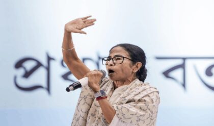 ফের কি ফিরছে লকডাউন? আশঙ্কার মাঝেই জ্বালানি সংকট নিয়ে মোদী সরকারকে তীব্র আক্রমণ মমতার ২. ‘সাধারণ মানুষের পকেট কাটছে বিজেপি!’ আকাশছোঁয়া তেল-গ্যাস আর লকডাউন ভীতি নিয়ে সরব মুখ্যমন্ত্রী