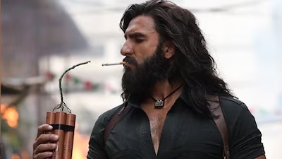 Ranveer Singh: রণবীর সিংয়ের হাতে সিগারেট? ‘ধুরন্ধর’ ঘিরে তোলপাড় সোশ্যাল মিডিয়া, শেষমেশ মুখ খুললেন আদিত্য ধর!