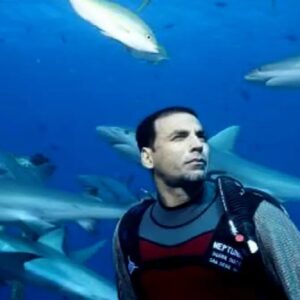 মাথা ফেটে রক্তপাত, গন্ধে তেড়ে এল হাঙর বাহিনী! মাঝসমুদ্রে কীভাবে প্রাণ বাঁচল ‘খিলাড়ি’র?