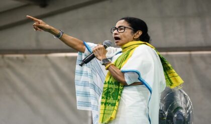‘জনগণকে ভিখারি বানানোর ছক!’ কেন্দ্রের বিরুদ্ধে কেন রণংদেহি মেজাজে মুখ্যমন্ত্রী?
