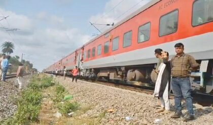 রেললাইনে দাঁড়িয়ে কি করছেন? সব দেখছে ‘তৃতীয় নয়ন’, পাথরবাজদের রুখতে রণংদেহী ভারতীয় রেল!