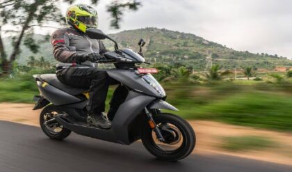 ইলেকট্রিক গাড়ি কিনলেই পকেটে উপচে পড়বে টাকা! মোদী সরকারের বাম্পার ঘোষণা, কত ভর্তুকি পাবেন?দূষণমুক্ত পরিবেশ গড়তে এবং পেট্রোল-ডিজেলের ওপর নির্ভরতা কমাতে এবার কোমর বেঁধে নামল কেন্দ্র। আপনি কি নতুন ইলেকট্রিক গাড়ি কেনার কথা ভাবছেন? তবে আপনার জন্য রয়েছে দুর্দান্ত সুখবর। কেন্দ্রীয় ভারী শিল্প মন্ত্রকের পক্ষ থেকে ইলেকট্রিক যানবাহনের ওপর মোটা অঙ্কের ভর্তুকি দেওয়ার কথা ঘোষণা করা হয়েছে। বিশেষ করে দু’চাকা এবং তিন চাকার ইলেকট্রিক গাড়ির ক্ষেত্রে মিলবে এই বিশেষ সুবিধা।  ভর্তুকির মাপকাঠি কী? কেন্দ্রীয় নির্দেশিকা অনুযায়ী, সব ধরণের গাড়িতে এই ছাড় মিলবে না। নির্দিষ্ট দামের সীমার ওপর ভিত্তি করেই এই ভর্তুকি নির্ধারিত হয়েছে।  ই-স্কুটার ও বাইক: যে সমস্ত ইলেকট্রিক দু’চাকার গাড়ির ‘এক্স-ফ্যাক্টরি’ দাম ১.৫ লক্ষ টাকার মধ্যে, শুধুমাত্র সেগুলিই এই ভর্তুকির আওতায় আসবে।  ই-রিকশা ও তিন চাকা: যে সমস্ত তিন চাকার ইলেকট্রিক যানের ‘এক্স-ফ্যাক্টরি’ মূল্য ২.৫ লক্ষ টাকার নিচে, সেগুলির ক্ষেত্রে মিলবে সরকারি আর্থিক সহায়তা।  কেন এই উদ্যোগ? ভারতকে ‘ইলেকট্রিক ভেহিকল হাব’ হিসেবে গড়ে তুলতে সরকার ‘পিএম ই-ড্রাইভ’ (PM E-DRIVE) প্রকল্পের মাধ্যমে হাজার হাজার কোটি টাকা বরাদ্দ করেছে। লক্ষ্য একটাই—রাস্তায় দূষণকারী পুরনো গাড়ির সংখ্যা কমিয়ে পরিবেশবান্ধব যানের সংখ্যা বাড়ানো। এর ফলে একদিকে যেমন সাধারণ মানুষের জ্বালানি খরচ কমবে, তেমনই দেশের পরিবেশও রক্ষা পাবে।  কীভাবে মিলবে এই সুবিধা? ক্রেতাদের আলাদা করে কোনো আবেদন করতে হবে না। অনুমোদিত ডিলারদের কাছ থেকে গাড়ি কেনার সময় সরাসরি বিক্রয়মূল্যের ওপর এই ছাড় পাওয়া যাবে। সরকার এই ভর্তুকির টাকা সরাসরি গাড়ি প্রস্তুতকারক সংস্থাগুলিকে প্রদান করবে। তবে মনে রাখবেন, এই সুবিধা সীমিত সময়ের জন্য এবং একটি নির্দিষ্ট সংখ্যক গাড়ির বিক্রয় পর্যন্ত কার্যকর থাকবে।  অটোমোবাইল বিশেষজ্ঞদের মতে, সরকারের এই ভর্তুকি দেওয়ার সিদ্ধান্তের ফলে ভারতের ইলেকট্রিক গাড়ির বাজারে জোয়ার আসবে। ব্যাটারির উচ্চ মূল্যের কারণে যারা এতদিন ই-স্কুটার কিনতে ভয় পাচ্ছিলেন, এই ছাড়ের পর তাঁদের সংখ্যা এক ধাক্কায় অনেকটা বাড়বে বলে আশা করা হচ্ছে।