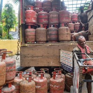 ইরান-ইজরায়েল যুদ্ধের আঁচে পুড়বে আমজনতার পকেট? ১ এপ্রিল থেকেই কি অগ্নিমূল্য রান্নার গ্যাস?