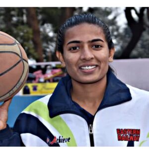 এক হাতে সন্তান, অন্য হাতে লক্ষ্যভেদ! এশিয়াডের ট্র্যাকে ফিরতে লড়ছেন ‘খেল সম্মান’ জয়ী মধু