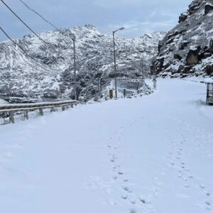 বসন্তেও শীতের কামড়! পাহাড় থেকে সমতল জলমগ্ন, সিকিম-দার্জিলিংয়ে শুরু হলো তুষারপাত