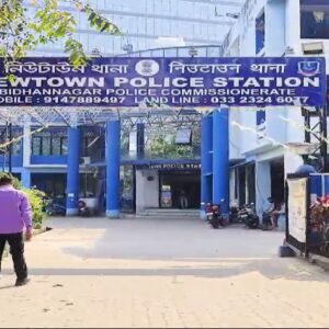 নিউটাউনে হুলুস্থুল! নিয়ন্ত্রণ হারিয়ে বাজারে ঢুকে পড়ল গাড়ি, আহত ৪ পথচারী