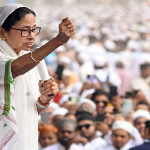 ‘ভয় পেলেই মৃত্যু!’ রেড রোডের ইদের নমাজে দাঁড়িয়ে কাকে সরাসরি চ্যালেঞ্জ ছুঁড়লেন মমতা?