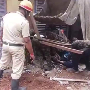 মালদায় সাতসকালে ভয়াবহ দুর্ঘটনা, তাসের ঘরের মতো ভাঙল মার্কেটের ছাদ, আশঙ্কাজনক ২!