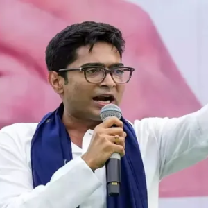 রেড রোডে ইদের আমেজ: ‘গলা কাটলেও মাথা নত করব না’, এসআইআর ইস্যুতে কেন্দ্রের বিরুদ্ধে হুঙ্কার মমতা-অভিষেকের