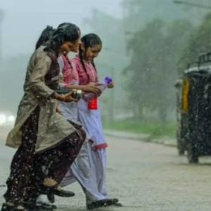 চৈত্রে শ্রাবণের ধারা! ফ্যান বন্ধ করে কাঁথা মুড়ি দিচ্ছে কলকাতা; অকাল বর্ষণে কি ফিরল শীত?