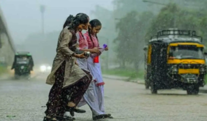 চৈত্রে শ্রাবণের ধারা! ফ্যান বন্ধ করে কাঁথা মুড়ি দিচ্ছে কলকাতা; অকাল বর্ষণে কি ফিরল শীত?