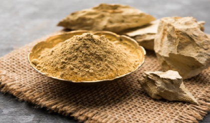 দামি ফেসওয়াল ভুলে যান! এক চিমটি মুলতানি মাটিই ফিরিয়ে দেবে হারানো জেল্লা, জানুন জাদুকরী উপায়