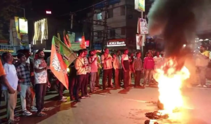 টাকার বিনিময়ে টিকিট? বিজেপি প্রার্থীকে ঘিরে মালদহে তুলকালাম, টায়ার জ্বালিয়ে বিক্ষোভ!