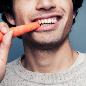 ব্রাশ করা ভুলে যান! একটি ‘চুমুতেই’ কেল্লাফতে, দাঁতের সুরক্ষায় বিজ্ঞানীদের আজব টোটকা