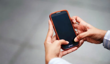 আপনার অজান্তেই কি কেউ দেখছে আপনার ব্যক্তিগত মুহূর্ত? স্মার্টফোন হ্যাক হওয়ার এই ৫টি লক্ষণ চিনে নিন!