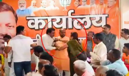 বিজেপি নেতার কলার ধরে কষিয়ে থাপ্পড়! ভরা সভায় জুতোপেটা করলেন মহিলা, মহারাজগঞ্জে ধুন্ধুমার