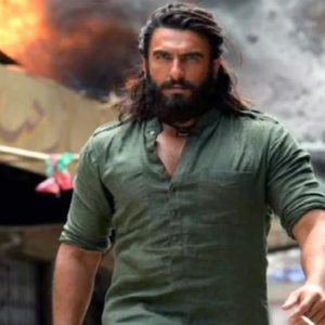 “১০০০ কোটির অর্ধেকই আসবে রাকেশ জির দৌলতে!” ভরা সেটে বর্ষীয়ান অভিনেতাকে কুর্নিশ রণবীর সিংয়ের