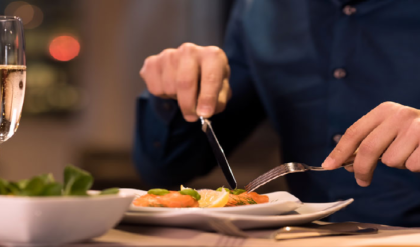 খাবারের স্বাদ পেতে কি চামচ ছাড়বেন? হাত দিয়ে খাওয়ার অবাক করা উপকারিতা জানালেন গবেষকরা!