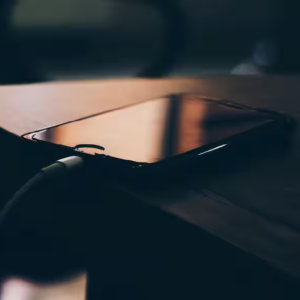 সারারাত ফোন চার্জে বসিয়ে রাখা কি নিরাপদ? জেনে নিন ব্যাটারির আয়ু বাড়ানোর গোপন টিপস