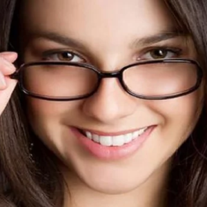 চশমার দাগে মুখশ্রী মলিন? নাকের দুই পাশের জেদি কালো দাগ দূর করার সহজ ঘরোয়া উপায়