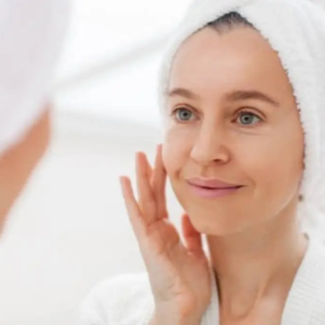 মেনোপজের পরেই ত্বকের জেল্লা উধাও? রুক্ষতা আর বলিরেখা দূর করতে মেনে চলুন এই ৫টি টিপস!