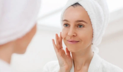 মেনোপজের পরেই ত্বকের জেল্লা উধাও? রুক্ষতা আর বলিরেখা দূর করতে মেনে চলুন এই ৫টি টিপস!