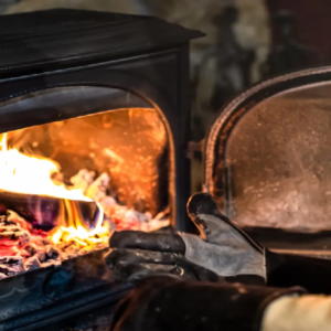 গ্যাসের জ্বালায় অতিষ্ঠ হয়ে কাঠের উনুনে রান্নার কথা ভাবছেন? সাশ্রয় করতে গিয়ে নিজের আয়ু কমাচ্ছেন না তো?