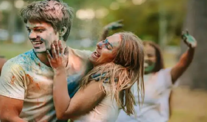 রঙের উৎসবে মনের মানুষকে দিন এই জাদুকরী বার্তা! রইল সেরা ২০টি রোমান্টিক হোলি উইশ