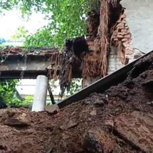 অল্পের জন্য রক্ষা! পার্ক স্ট্রিটে ধসে পড়ল জরাজীর্ণ বাড়ির একাংশ, উৎসবের সকালে বড়সড় বিপর্যয় কলকাতায়