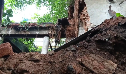 অল্পের জন্য রক্ষা! পার্ক স্ট্রিটে ধসে পড়ল জরাজীর্ণ বাড়ির একাংশ, উৎসবের সকালে বড়সড় বিপর্যয় কলকাতায়