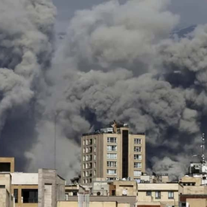 মধ্যপ্রাচ্যে যুদ্ধের বিভীষিকা! মিসাইলের গর্জনে কাঁপছে দুবাই-ওমান, প্রাণ হাতে ফিরলেন ভারতীয়রা