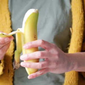 কলা খেয়ে খোসা ফেলে দিচ্ছেন? পেটের মারাত্মক সমস্যা মেটাতে এটিই আসল ওষুধ!