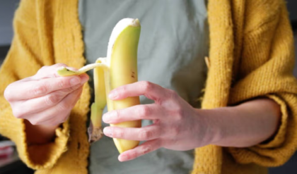 কলা খেয়ে খোসা ফেলে দিচ্ছেন? পেটের মারাত্মক সমস্যা মেটাতে এটিই আসল ওষুধ!