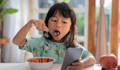 শিশু কি খুব দ্রুত খাবার শেষ করে? অজান্তেই ডেকে আনছেন মারাত্মক বিপদ!