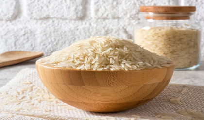 পোশাকে স্যাঁতসেঁতে গন্ধ? আলমারির কোণে এক বাটি চাল রাখলে কী হয় জানেন?