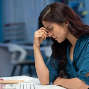 ঘন্টার পর ঘন্টা বসে কাজ করছেন? অজান্তেই নিজের আয়ু কমিয়ে ফেলছেন না তো? জানুন এর ভয়াবহ পরিণাম