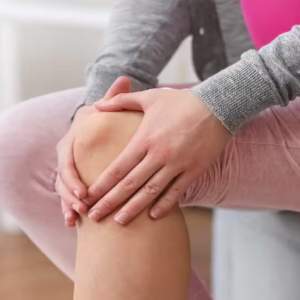 হাঁটুর ব্যথায় পঙ্গু হতে না চাইলে আজই ছাড়ুন এই ৫ খাবার! অজান্তেই কি হাড়ের সর্বনাশ করছেন?