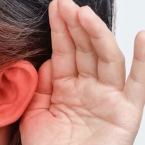 কানে কম শুনছেন? এড়িয়ে যাবেন না! শ্রবণশক্তি হারানোর আগে এই ৫টি বিপদ সংকেত চিনে নিন