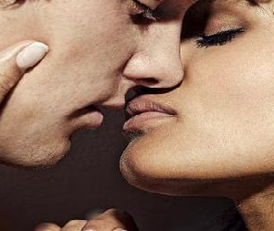 চুমু খাওয়ার সময় কেন বন্ধ হয়ে যায় চোখ? রোমান্টিক এই অভ্যাসের পিছনে রয়েছে অবাক করা বিজ্ঞান!