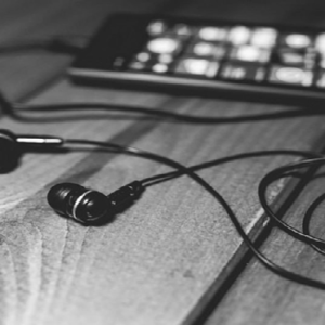 প্রেমিকার মতোই যত্ন চান? প্রিয় হেডফোনটি দীর্ঘদিন টিকিয়ে রাখতে মেনে চলুন এই ৫টি টিপস!