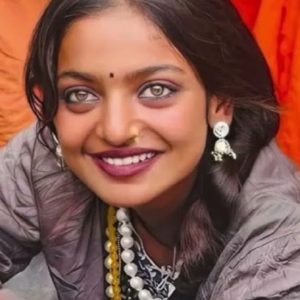 রূপকথার শেষে রণক্ষেত্র! কুম্ভমেলার মালা বিক্রেতা থেকে নায়িকা হওয়ার মোনালিসার সফর কি এক প্রতারণার শিকার?