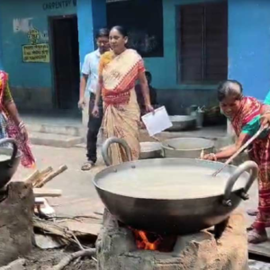 গ্যাস সঙ্কটে বিপাকে জলপাইগুড়ির স্কুল! ৯০০ ছাত্রীর মিড-ডে মিল এবার কাঠের উনুনে