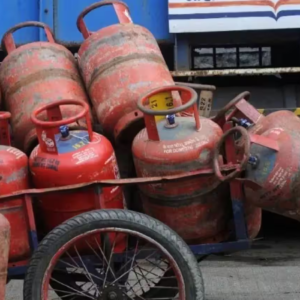 গ্যাস সঙ্কটে স্তব্ধ জনজীবন! ঝাঁপ বন্ধের মুখে কলকাতার বিখ্যাত ডেকার্স লেন