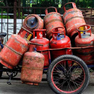 হু হু করে বাড়ছে যুদ্ধ! সাধারণ মানুষের হেঁশেল বাঁচাতে গ্যাসের জোগানে বড় নির্দেশিকা