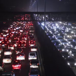 ‘তেল ফুরিয়ে যাবে!’ পশ্চিম এশিয়ার উত্তপ্ত পরিস্থিতির জেরে কলকাতায় গভীর রাতেও হুড়োহুড়ি