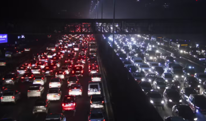 ‘তেল ফুরিয়ে যাবে!’ পশ্চিম এশিয়ার উত্তপ্ত পরিস্থিতির জেরে কলকাতায় গভীর রাতেও হুড়োহুড়ি